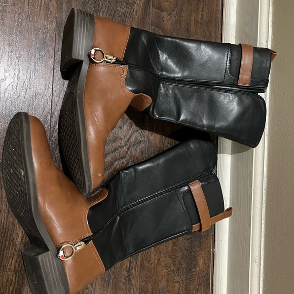 Tommy Hilfiger boot in kids. Boots have been worn but in good condition. - Picture 2 of 5